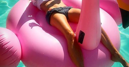 Małgorzata Rozenek pręży się na dmuchanym flamingu. Sexy?