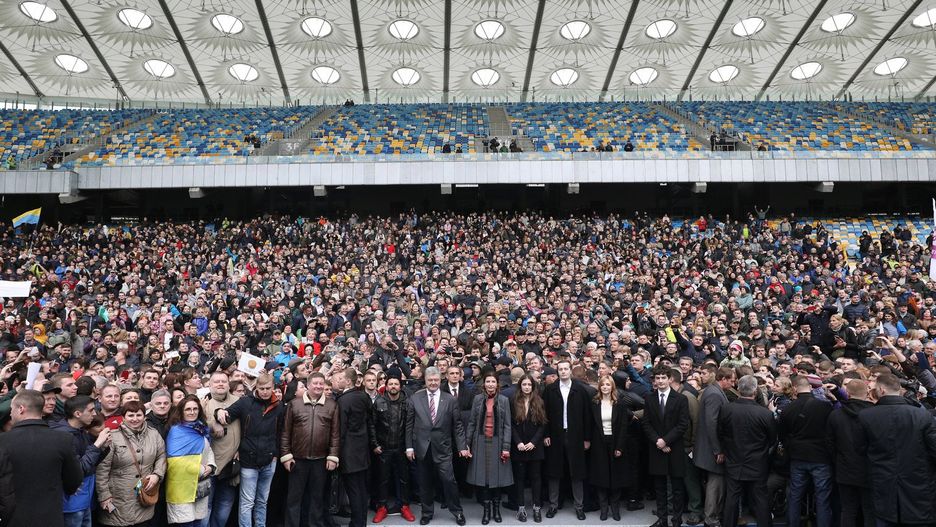 Na Stadionie Olimpijskim w Kijowie zgromadziły się tłumy, które czekały na debatę