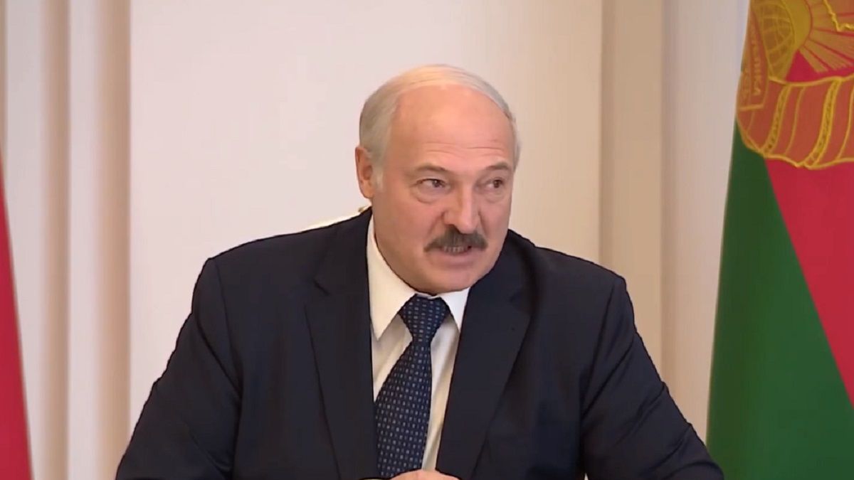 Aleksander Łukaszenka, prezydent Białorusi, zalecił picie wódki i chodzenie do sauny. Wszystko to ma pomóc w walce z koronawirusem.
