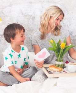 Dzień Matki – najpiękniejsze życzenia oraz wierszyki. Sprawdź, kiedy dokładnie wypada Dzień Matki i skorzystaj z naszej listy gotowych życzeń