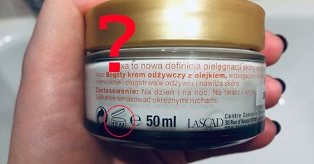 Na kosmetykach umieszcza się symbol otwartego słoiczka z liczbą w środku. Co oznacza?