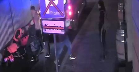 Auto przejechało po pobitym mężczyźnie. Policja szuka napastnika