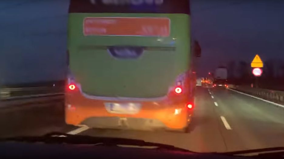 Blokował pas karetce na A4. Kierowca nie przyznaje się mimo nagrania