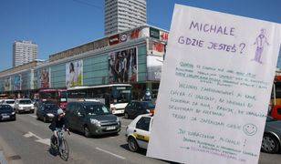 Nietypowe ogłoszenie w centrum Warszawy. Tak blondynka szuka swojego amanta