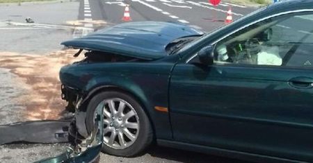 Nie żyje 86-letni kierowca fiata i jego pasażerka. Zderzyli się z Jaguarem
