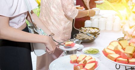 Polacy na wakacjach: wynosić czy nie wynosić jedzenia z restauracji w hotelu? [BADANIE]