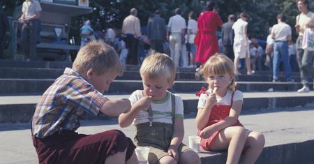 Wakacyjna logistyka. Jak pogodzić pracę z opieką nad dzieckiem?