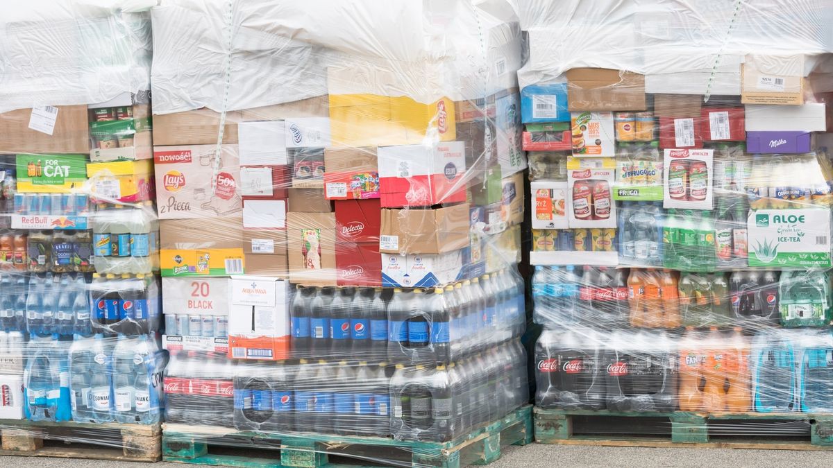 Paczki z żywnością trafią do potrzebujących z opóźnieniem.
