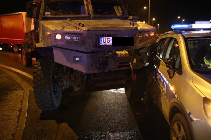 Szczytnica: wojskowa ciężarówka staranowała radiowóz