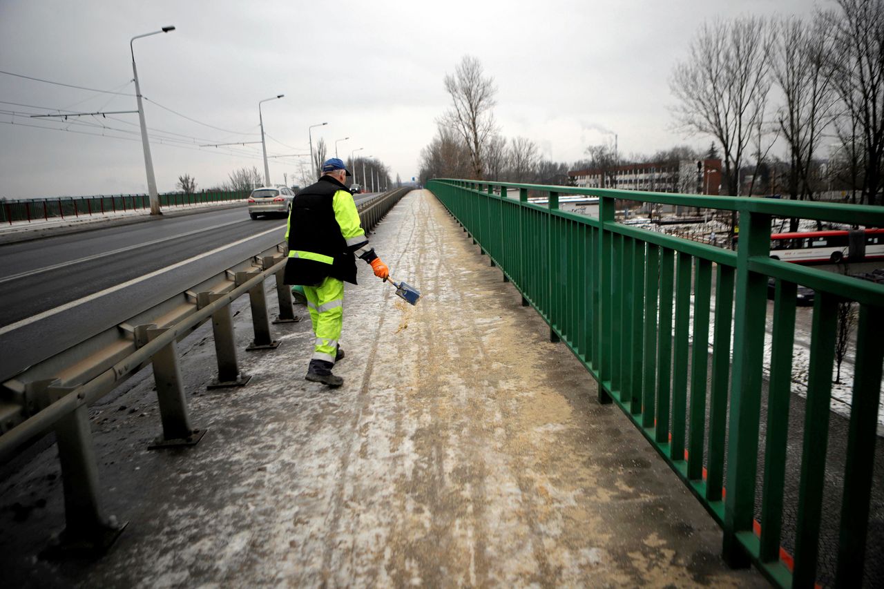 Śnieg i mróz. Trudne warunki na drogach, ostrzeżenia