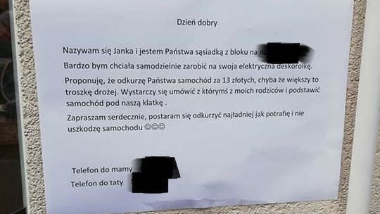 Ogłoszenie dziewczynki na osiedlu