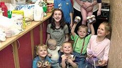 Obdarowane dzieci z mamą