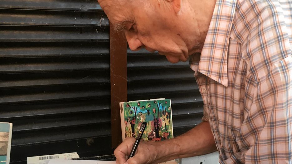 Zenon Fabiś z Poznania ma 81 lat i raka prostaty, żeby zarobić na leki wyprzedaje swój księgozbiór. 