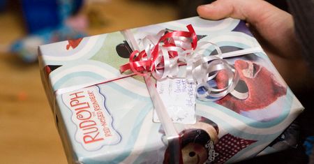 2h czekał z prezentem na córkę. Dyrektorka szkoły nie pozwoliła mu go wręczyć