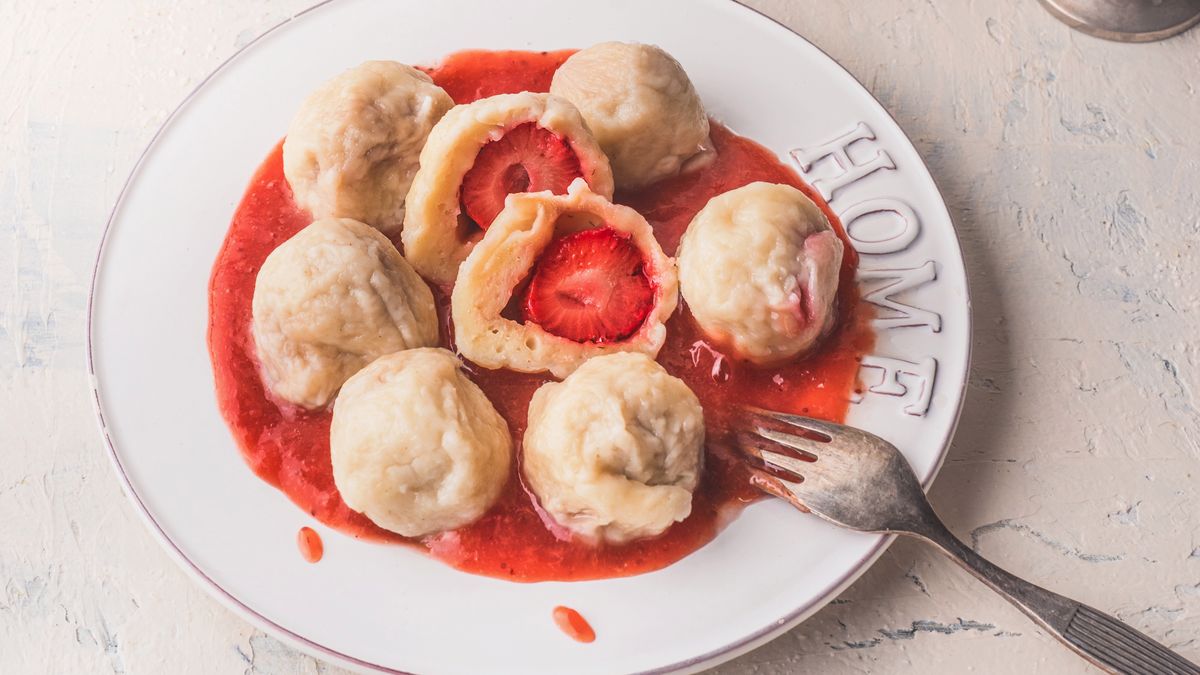 Jak zrobić knedle z truskawkami? Przepis z zeszytu babci