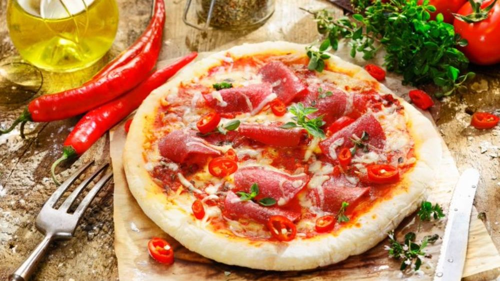Stosowanie przypraw wzbogaci smak pizzy.
