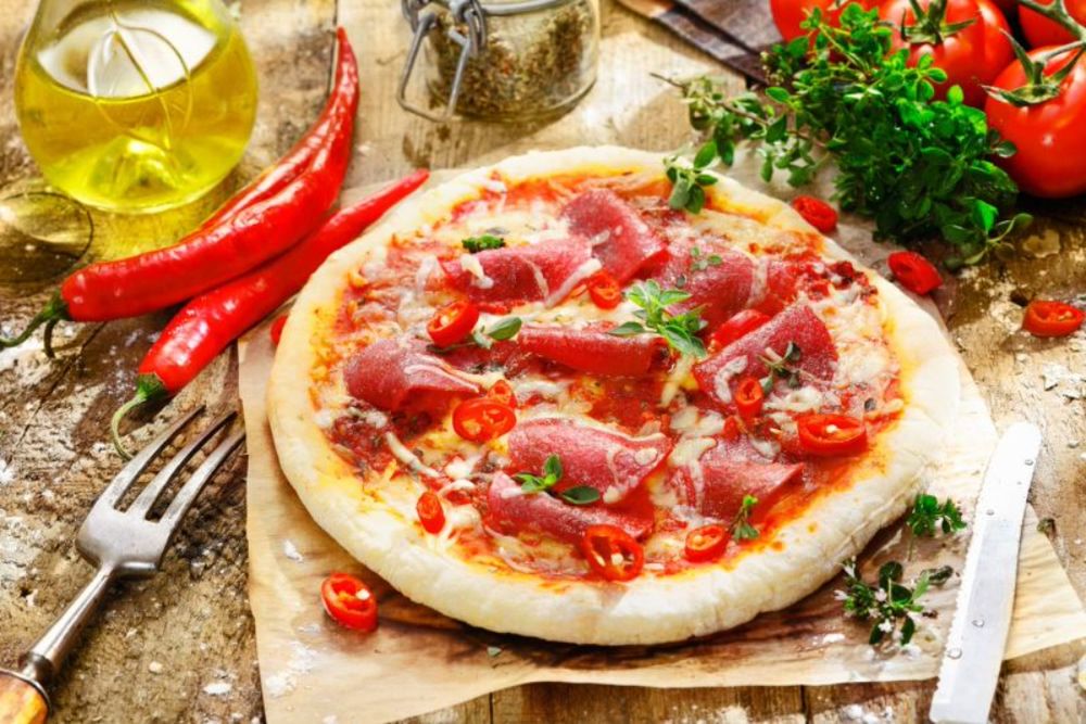 Stosowanie przypraw wzbogaci smak pizzy.