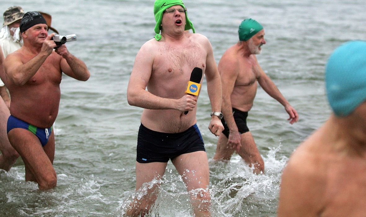 Filip Chajzer kąpielą z morsami wita Nowy Rok 