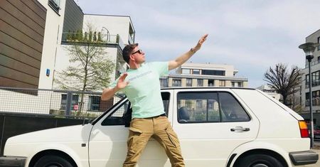 Filip Chajzer chwali się "nowym" samochodem. Kupił swojego rówieśnika