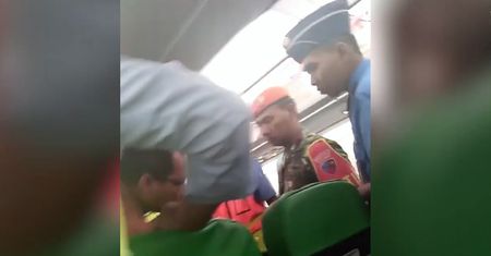 Wyrzucili pasażera z samolotu. Dopalał papierosa koło silnika