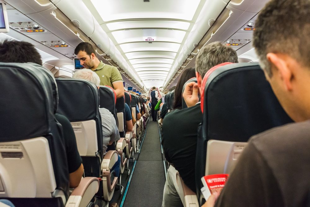 Jak Polacy zachowują się w samolocie? Pracownicy linii lotniczych dzielą się swoimi historiami