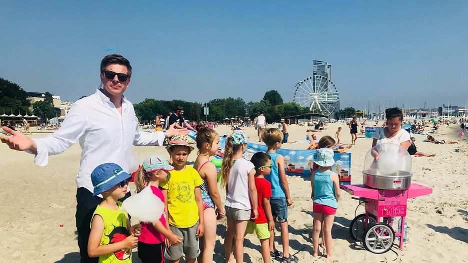 Filip Chajzer z dziećmi czekającymi na watę cukrową