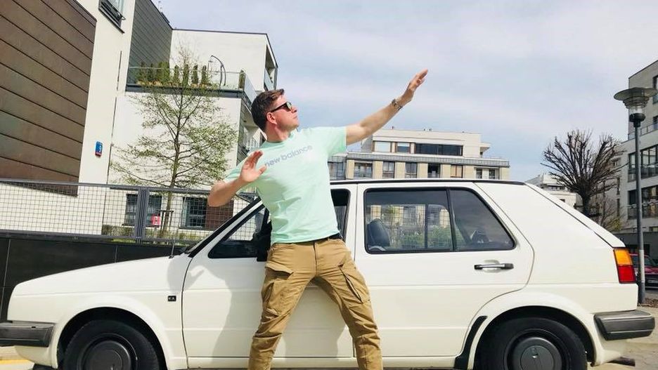 Biały volkswagen golf spokojnie zasługuje już na tytuł klasyka.