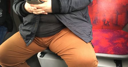 Rozkraczył się przed nią w autobusie. Nikt nie zwrócił mu uwagi