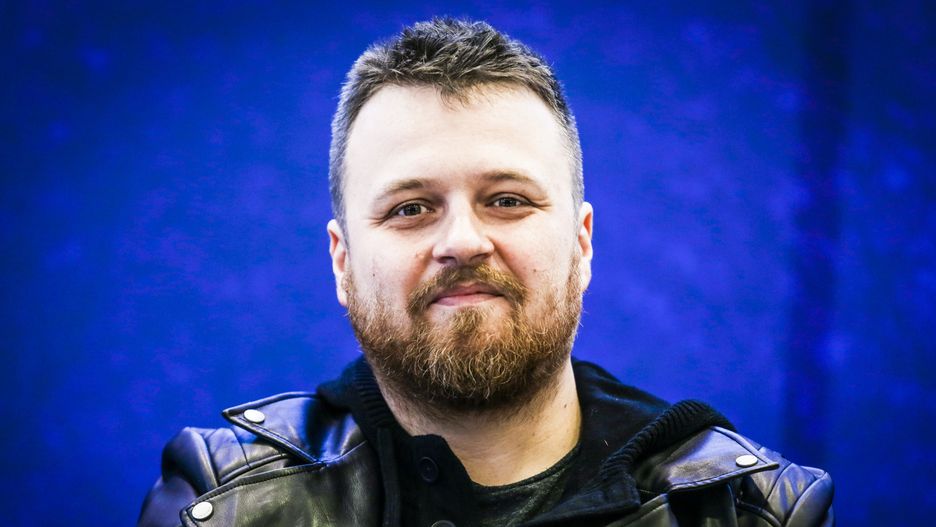 Ziemowit Szczerek bierze udział w akcji "Ul z książkami".