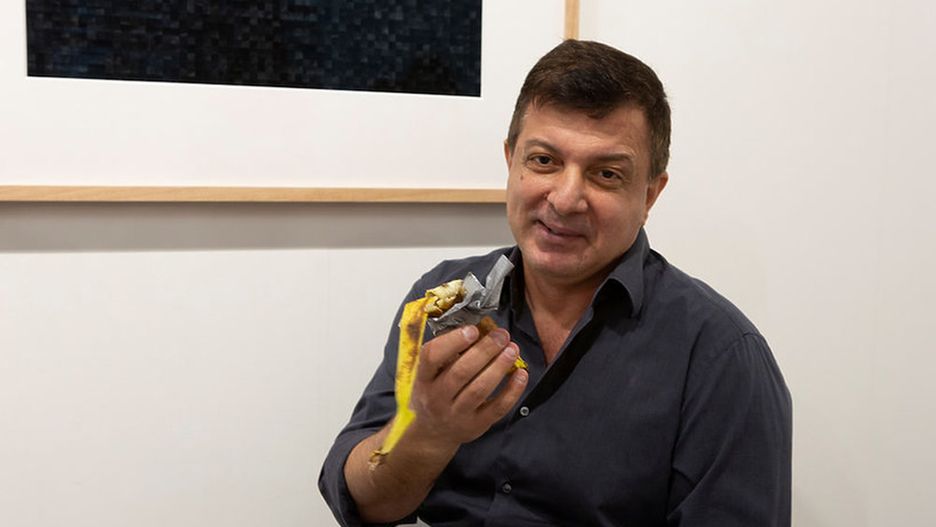 Maurizio Cattelan z bananem 
