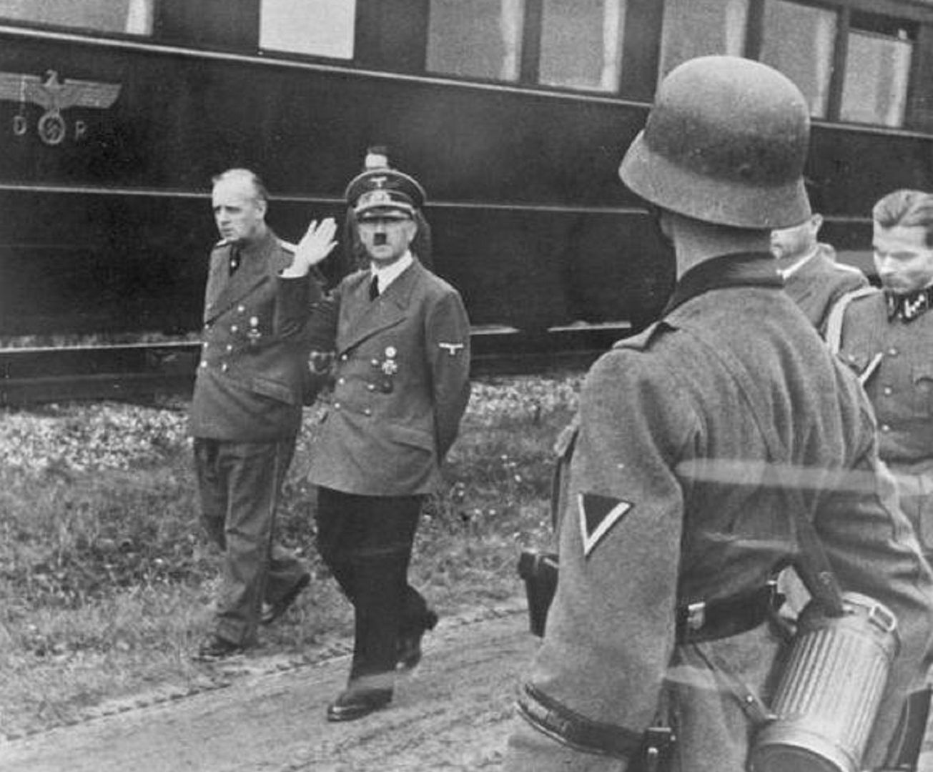 Adolf Hitler na wizycie inspekcyjnej podczas kampanii wrześniowej.