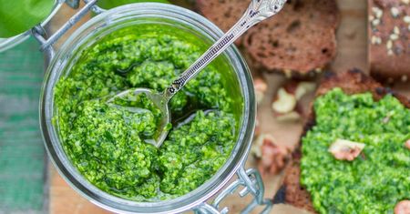 Pesto z czosnku niedźwiedziego, które pasuje do wszystkiego! Przepis jest banalnie prosty
