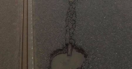 Nietypowa dziura na drodze w Szczecinie. Zguba sprzed lat