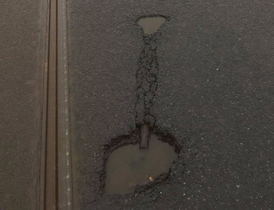 Nietypowa dziura na drodze w Szczecinie. Zguba sprzed lat