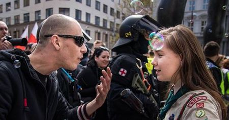 Postawiła się neonazistom. Zdjęcie czeskiej skautki podbija świat