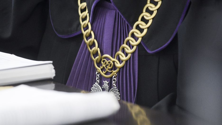 Opole. Młoda kobieta płaci alimenty na córkę mężowi, choć dziecko mieszka z nią