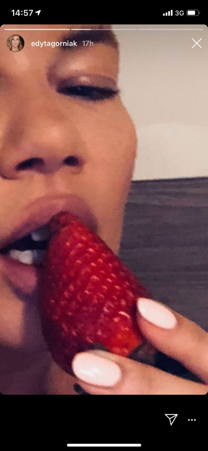 Edyta Górniak zmysłowo je truskawkę