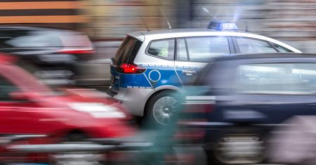 Policja eskortowała samochód w drodze do szpitala. Chcieli uratować życie kobiety