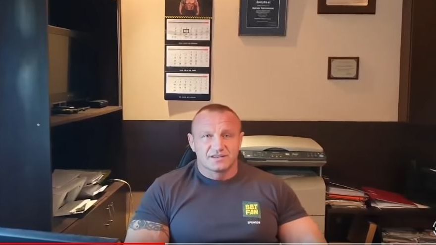 "Pudzian" mówi, że jest rolnikiem. Tłem filmiku jest jednak eleganckie biuro, a nie zagroda