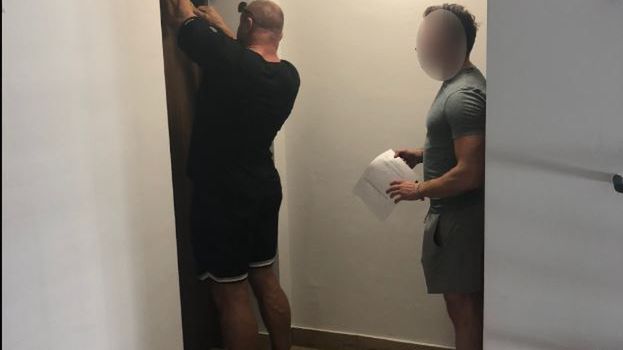 "Pudzian" podczas "akcji" w hostelu w Andrychowie