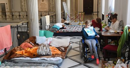 Rodzice niepełnosprawnych protestują w Sejmie. Tymczasem posłowie mają majówkę