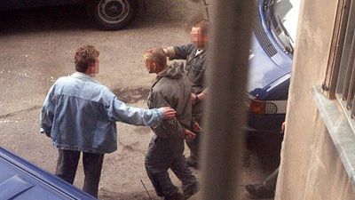 Łódzcy policjanci prowadzą do auta Krzysztofa N.