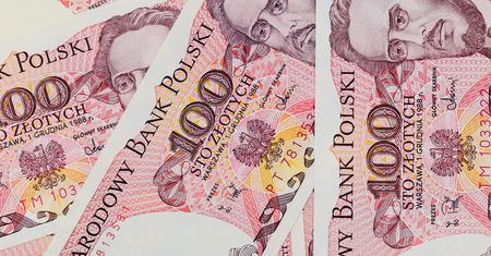 Naciągał turystów na pieniądze. Dawał im stare banknoty