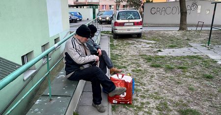 Bezdomni w czasach koronawirusa. "Jest gorzej, niż w stanie wojennym. Jesteśmy podwójnie samotni"