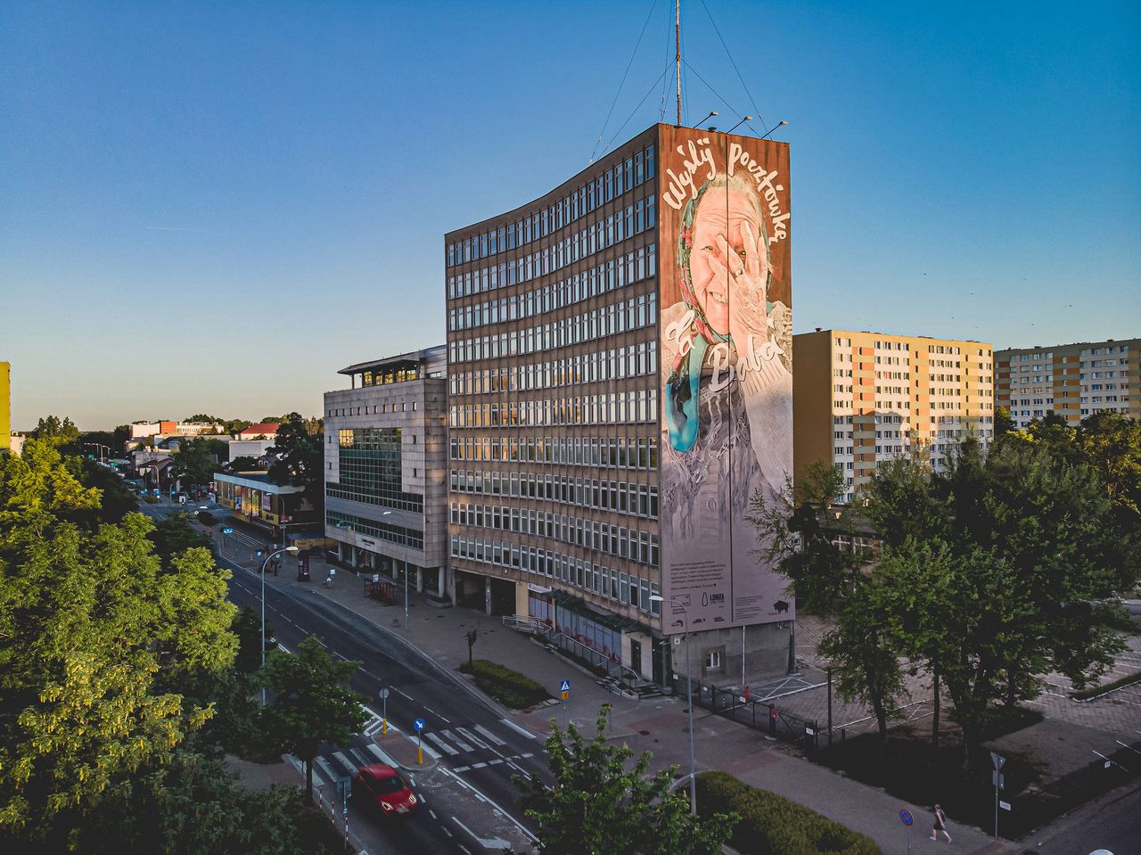 "Wyślij pocztówkę do Babci". Inspirujący mural w Białymstoku