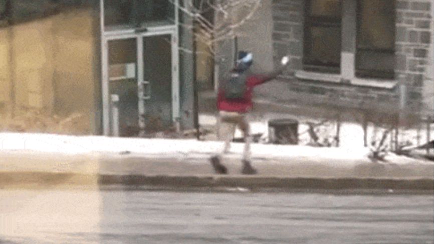 Kanadyjczyk kontra oblodzony chodnik - nowy hit internetu