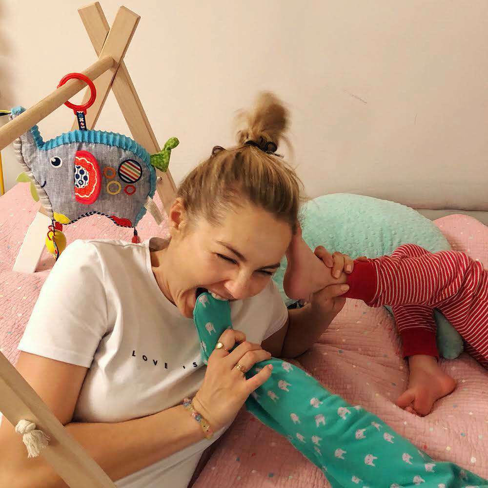 Małgorzata Socha bawi się z dziećmi