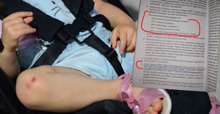 W Polsce ukazał się poradnik, jak karać niemowlęta. "Szokująca instrukcja bicia"