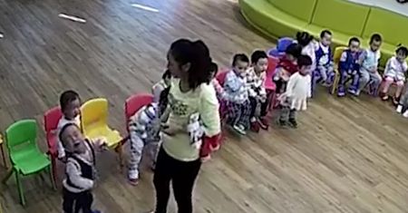 Rodzice pobili przedszkolankę. Złapano ją na maltretowaniu dzieci