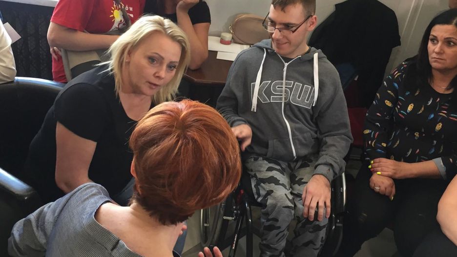 Elżbieta Rafalska rozmawia z rodzicami niepełnosprawnych